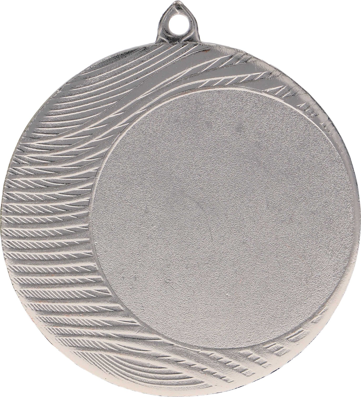 Eine schlichte Silbermedaille mit einem strukturierten, geschwungenen Linienmuster auf der linken Seite und einer glatten, runden Mitte, perfekt für jede Sportveranstaltung. An der Oberseite befindet sich eine kleine Öse zur Befestigung. Wir präsentieren die Medaillen Hamm 70 mm MMC1090 von Anbieter A.