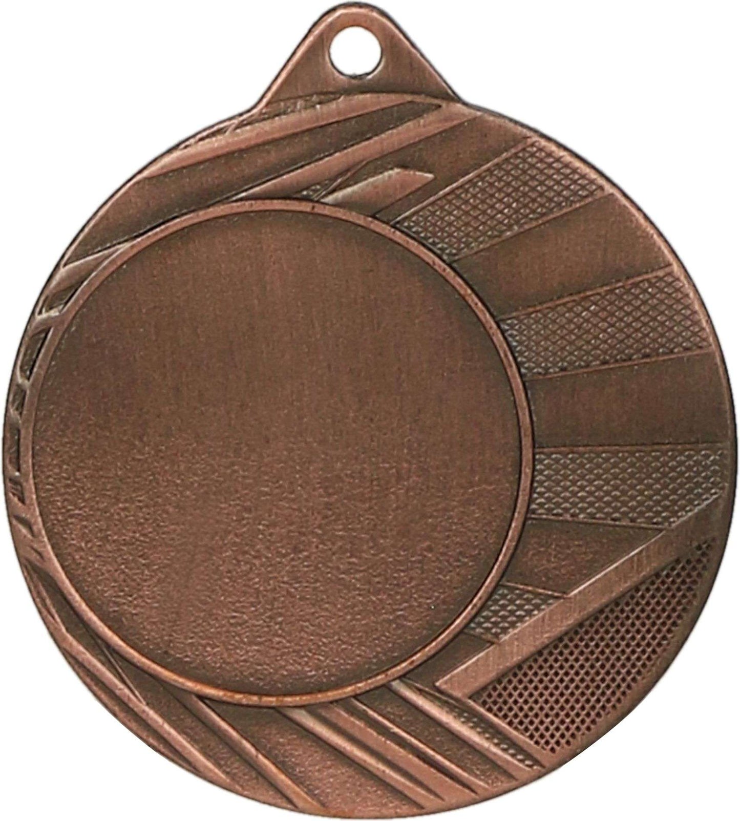 Eine Bronzemedaille mit geometrischen Designelementen an den Rändern und einem kleinen Loch oben zum Befestigen eines Bandes, perfekt für Sportveranstaltungen. Die Mitte ist leer, ideal für eine individuelle Gravur zum Gedenken an Wettbewerbe oder Medaillen Leipzig 40 mm ME0040 von Anbieter A Events.