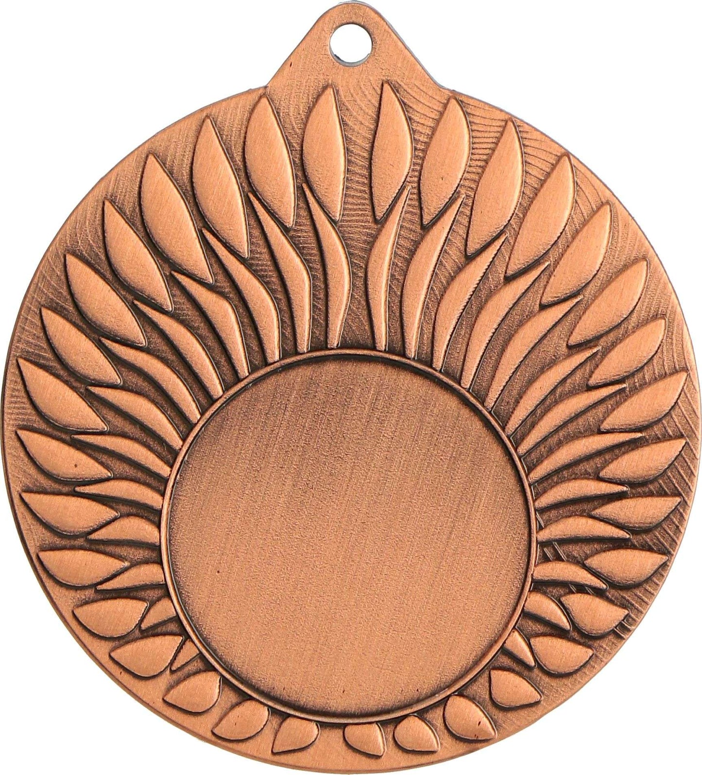 Eine Bronzemedaille von Anbieter A mit einem Sonnenstrahlenmuster am Rand und einer leeren Mitte, gefertigt aus hochwertigem Material für sportliche Veranstaltungen.