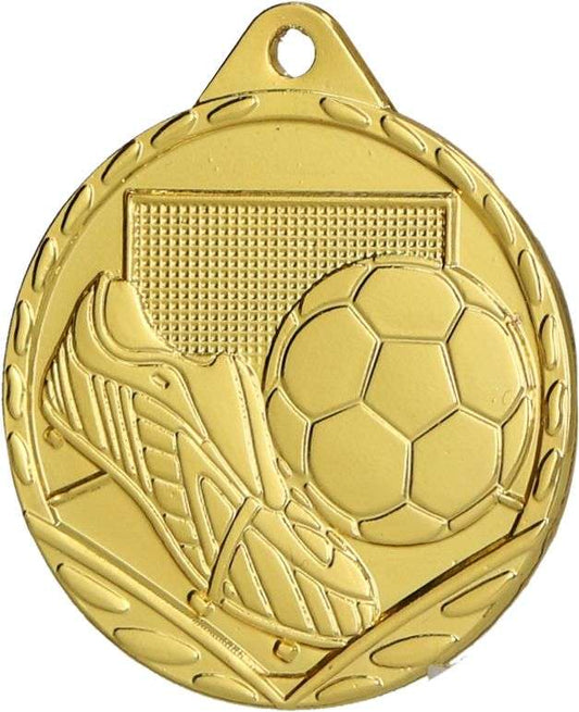 Eine Medaille Salzgitter 32 mm MMC3032 von Anbieter A mit einem Fußball, einem Fußballschuh und einem Tornetz, das in seine Oberfläche eingraviert ist und ein einzigartiges Design aufweist, das perfekt für jedes Fußballturnier ist.