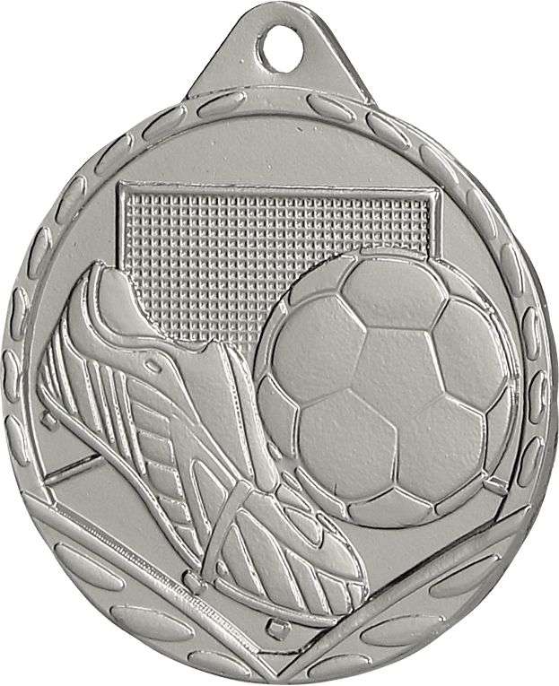 Eine Silbermedaille mit einem Fußball, einem Fußballschuh und einem Tornetz zeigt das einzigartige Design des Anbieters A Medaillen Salzgitter 32 mm MMC3032, perfekt für jedes Fußballturnier.