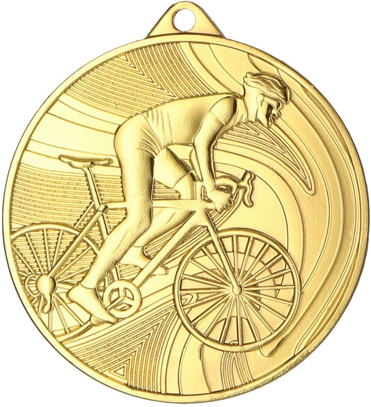 Eine Goldmedaille mit dem geprägten Bild eines Radfahrers auf einem Fahrrad vor einem wirbelnden abstrakten Hintergrund, perfekt für jeden Radsport-Gewinner. Produktname: Medaillen Erlangen 50 mm MMC38050 von Anbieter A.