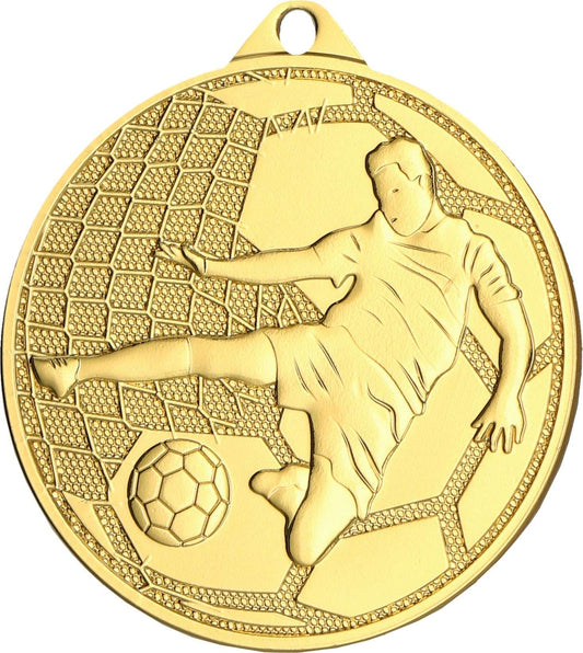 Eine goldene Medaille von Anbieter A zeigt das geprägte Design eines Fußballspielers, der einen Ball vor einem strukturierten Hintergrund kickt, perfekt zum Feiern eines Turniersiegs. Wir präsentieren die Medaillen Gütersloh 45 mm MMC4505.